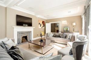 RTI Lairds AV treetops mansion Living room 